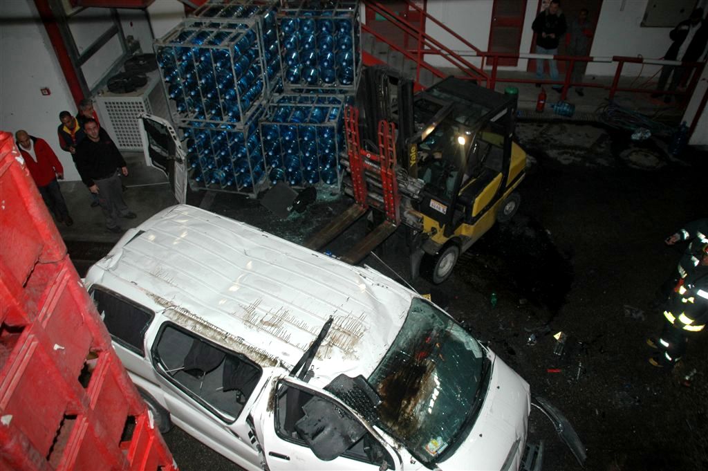 צפו: הרכב עף באויר ונחת בחצר מפעל קוקה קולה