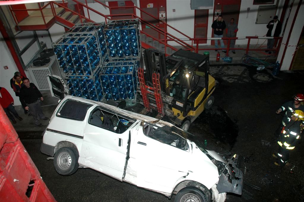 צפו: הרכב עף באויר ונחת בחצר מפעל קוקה קולה