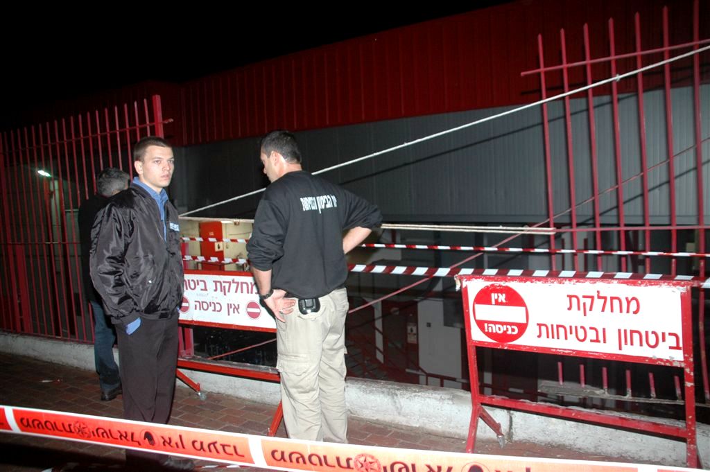 צפו: הרכב עף באויר ונחת בחצר מפעל קוקה קולה