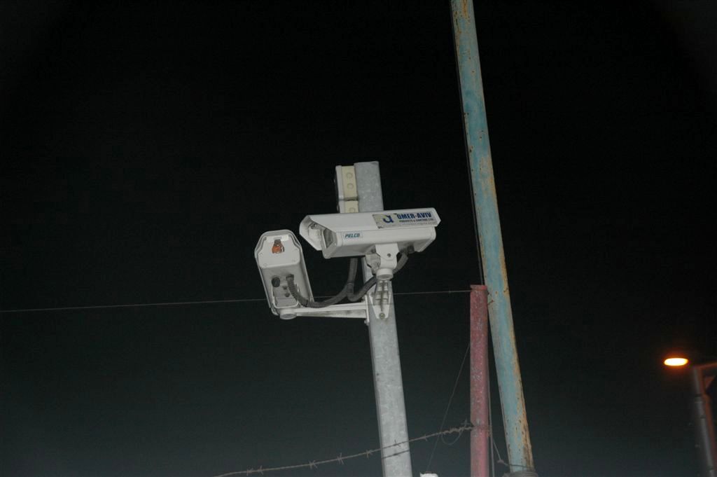 צפו: הרכב עף באויר ונחת בחצר מפעל קוקה קולה