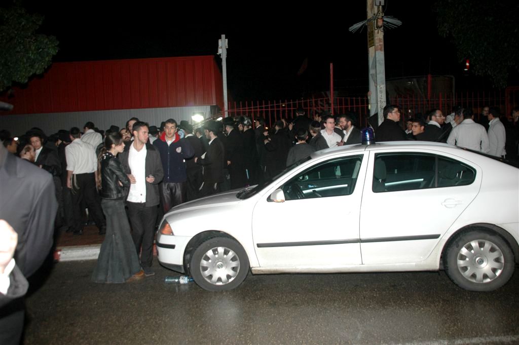 צפו: הרכב עף באויר ונחת בחצר מפעל קוקה קולה