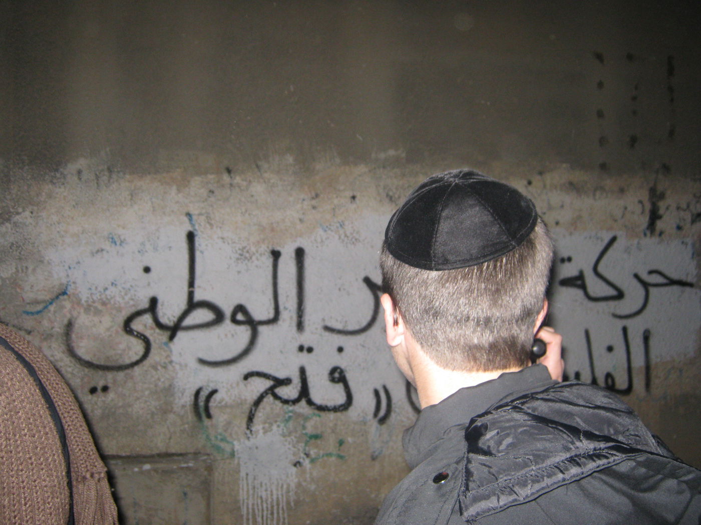 באישון לילה, בכפר ערבי עוין: תפילה תחת אבטחה