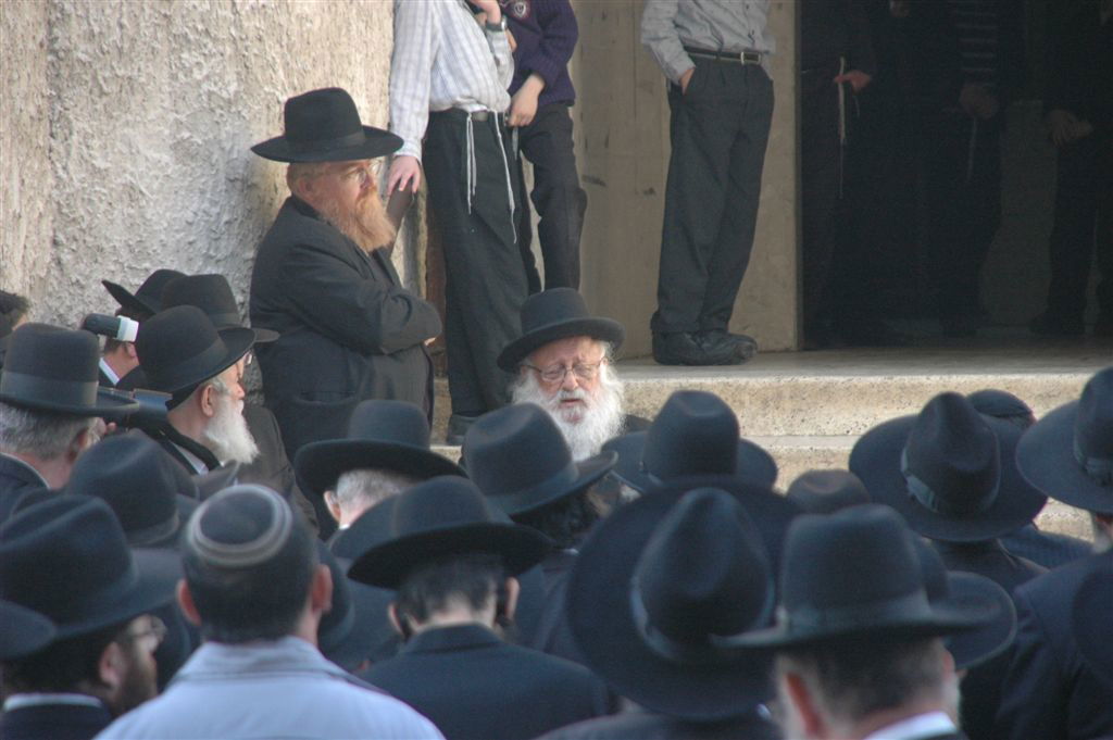 בדרכו האחרונה: מאות בהלווית הרב ינובסקי
