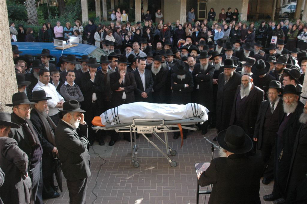 בדרכו האחרונה: מאות בהלווית הרב ינובסקי