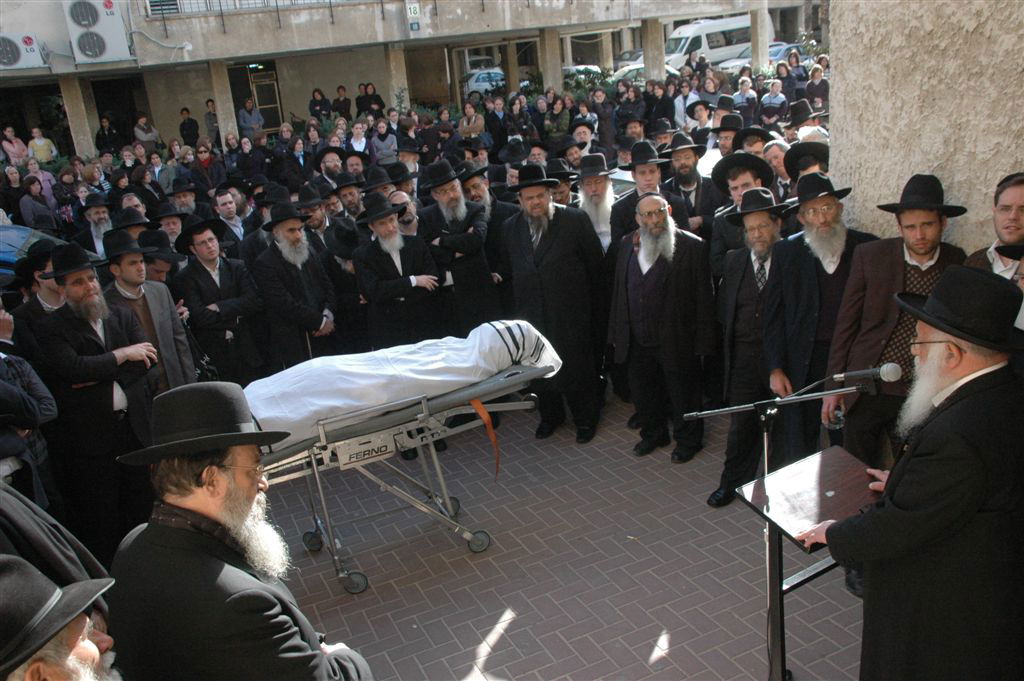 בדרכו האחרונה: מאות בהלווית הרב ינובסקי