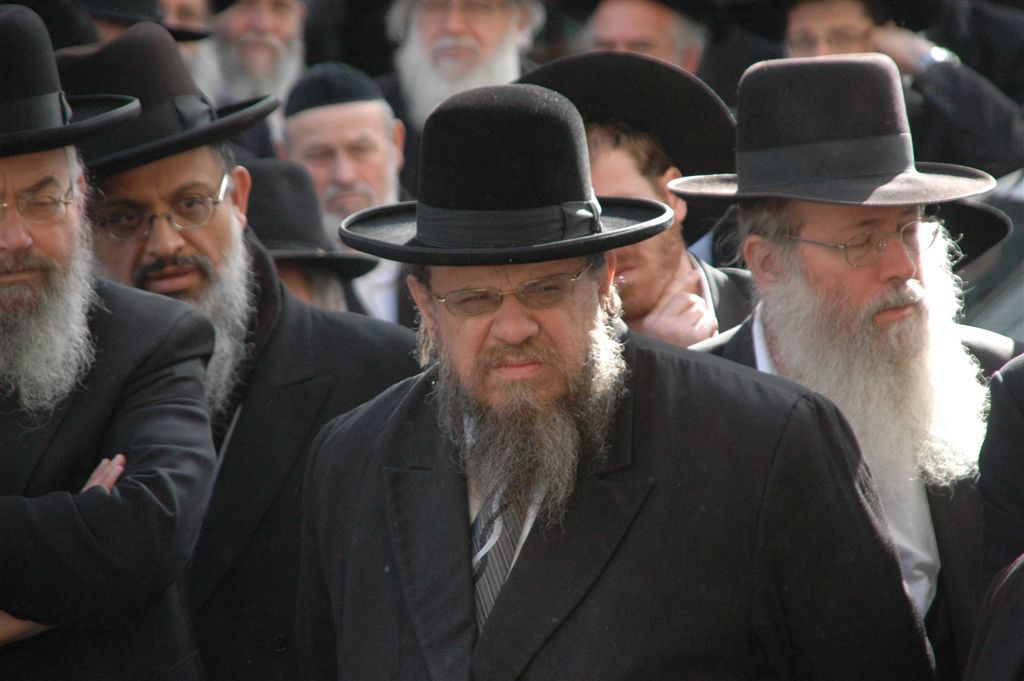 בדרכו האחרונה: מאות בהלווית הרב ינובסקי