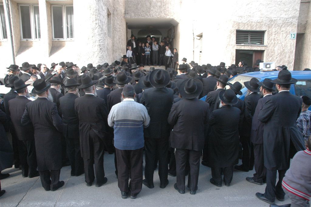 בדרכו האחרונה: מאות בהלווית הרב ינובסקי