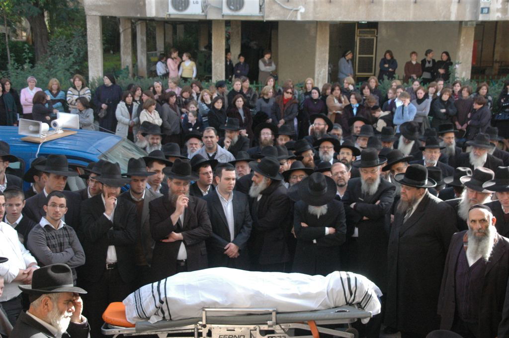 בדרכו האחרונה: מאות בהלווית הרב ינובסקי