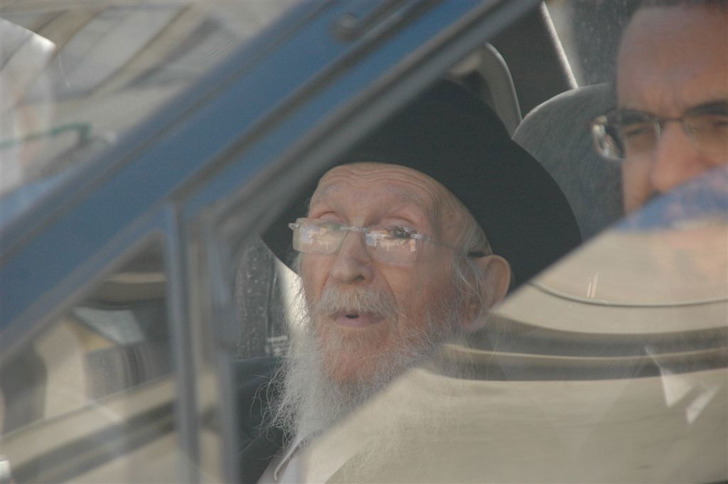 בדרכו האחרונה: מאות בהלווית הרב ינובסקי