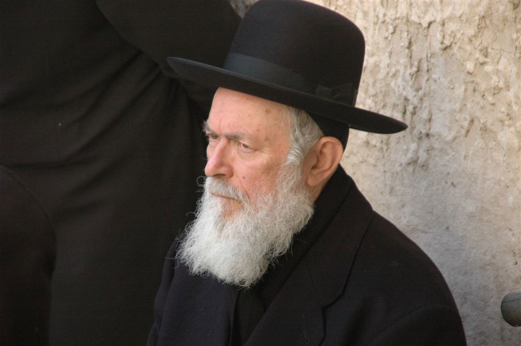 בדרכו האחרונה: מאות בהלווית הרב ינובסקי