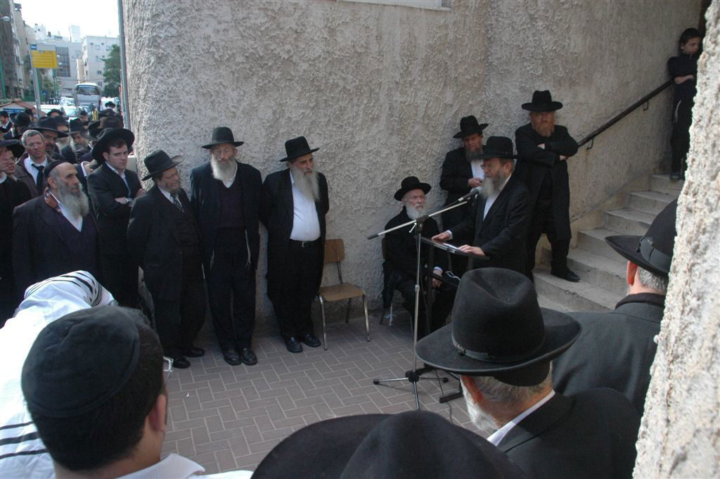 בדרכו האחרונה: מאות בהלווית הרב ינובסקי