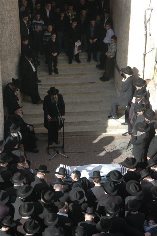 בדרכו האחרונה: מאות בהלווית הרב ינובסקי