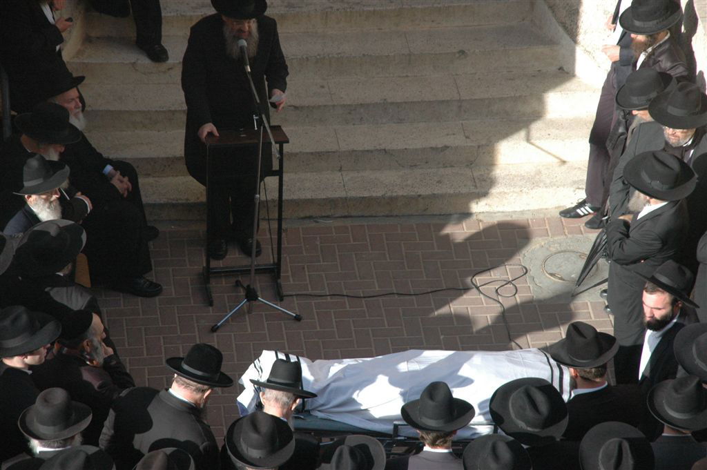 בדרכו האחרונה: מאות בהלווית הרב ינובסקי