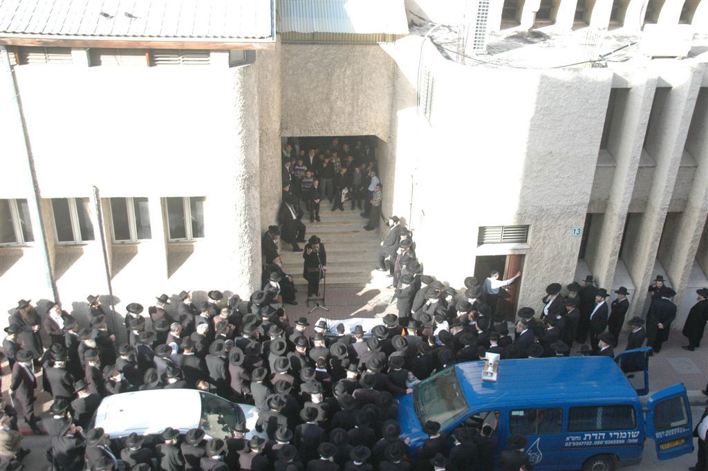 בדרכו האחרונה: מאות בהלווית הרב ינובסקי