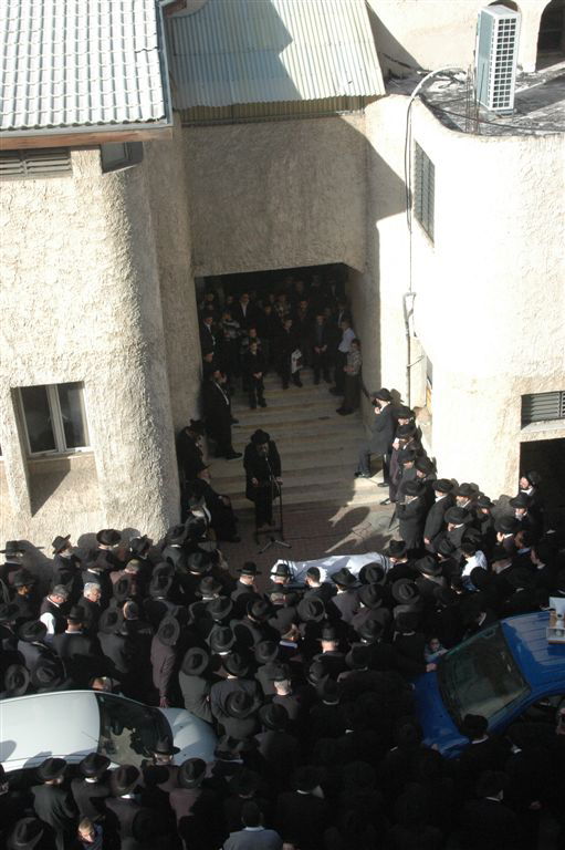 בדרכו האחרונה: מאות בהלווית הרב ינובסקי