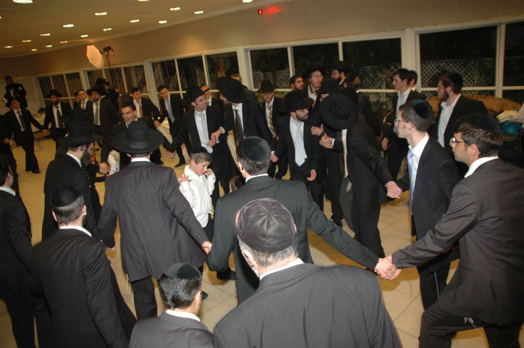 רגעים לפני מות אביו: צפו בחתן רוקד, אתמול בב"ב