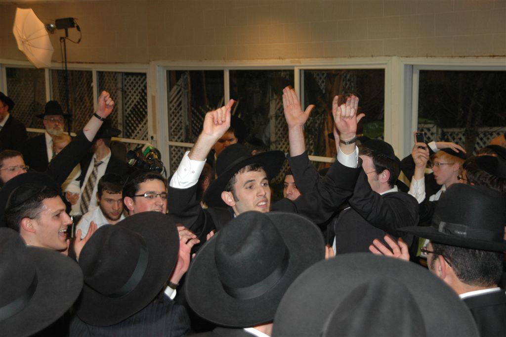 רגעים לפני מות אביו: צפו בחתן רוקד, אתמול בב"ב