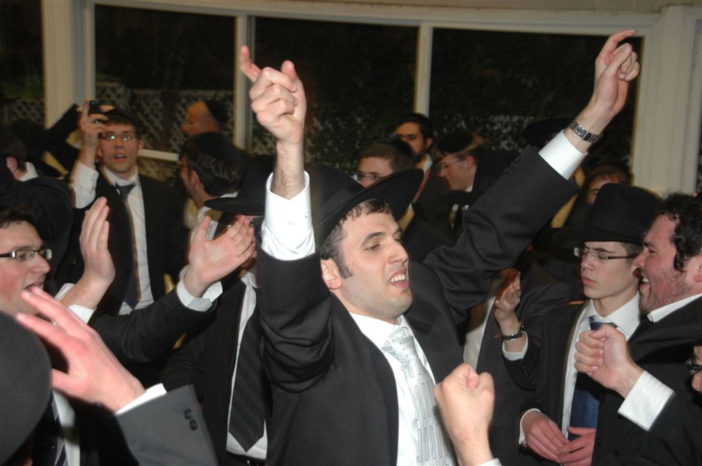 רגעים לפני מות אביו: צפו בחתן רוקד, אתמול בב"ב