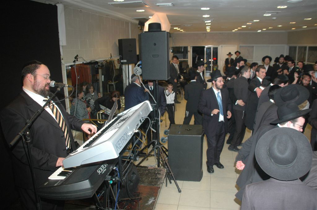 רגעים לפני מות אביו: צפו בחתן רוקד, אתמול בב"ב