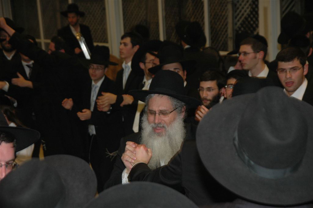 רגעים לפני מות אביו: צפו בחתן רוקד, אתמול בב"ב