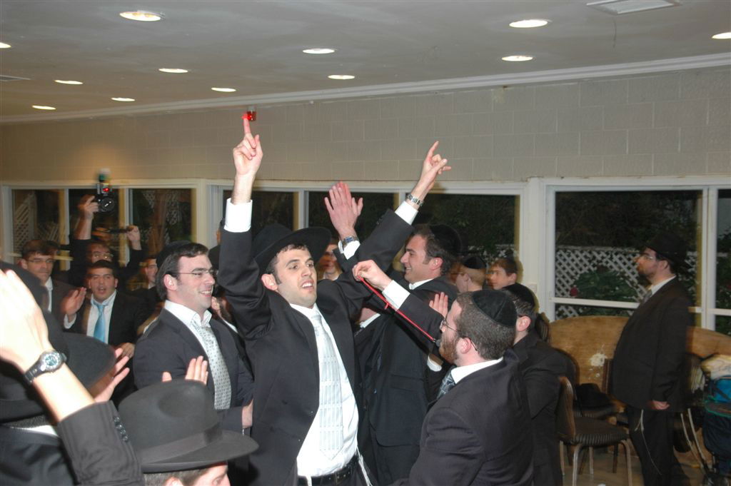 רגעים לפני מות אביו: צפו בחתן רוקד, אתמול בב"ב