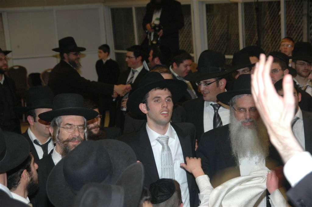 רגעים לפני מות אביו: צפו בחתן רוקד, אתמול בב"ב