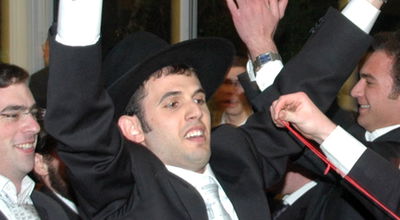 רגעים לפני מות אביו: צפו בחתן רוקד, אתמול בב"ב