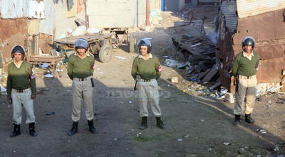 שוטרים בסמוך לקבר