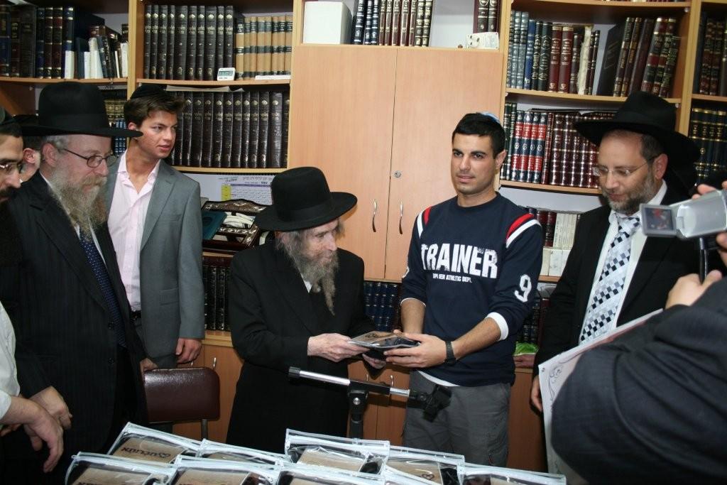 צפו בוידאו: הגראי"ל מחלק תפילין לנערים שהתקרבו