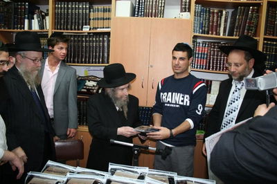 צפו בוידאו: הגראי"ל מחלק תפילין לנערים שהתקרבו