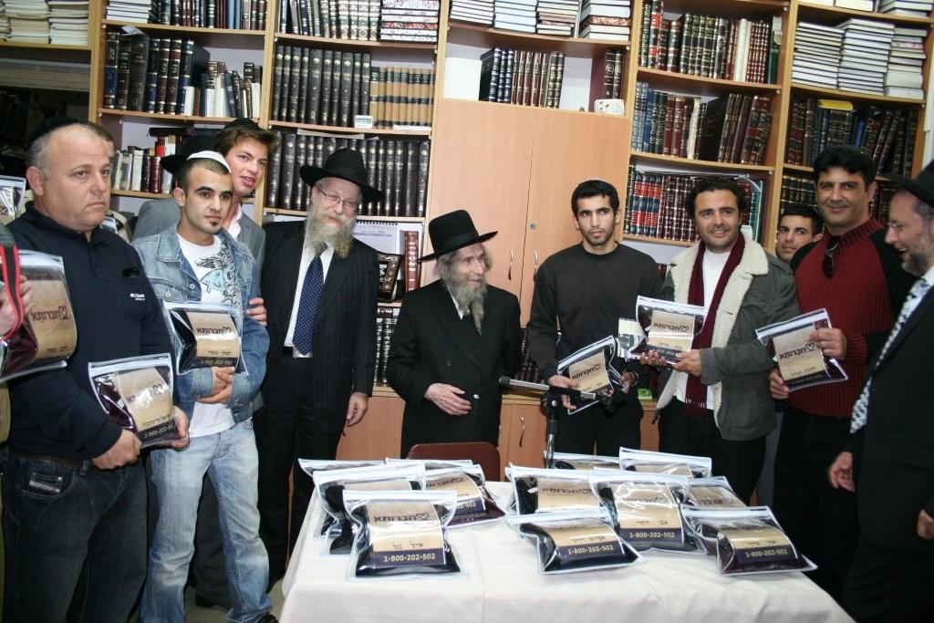 צפו בוידאו: הגראי"ל מחלק תפילין לנערים שהתקרבו