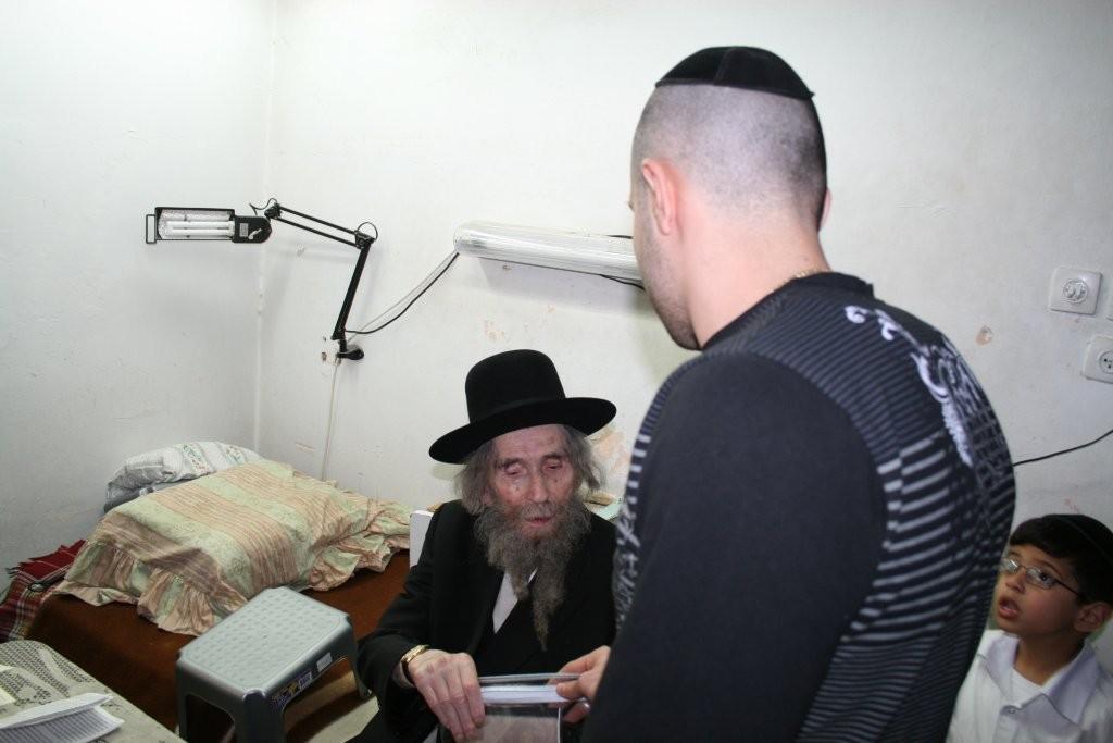 צפו בוידאו: הגראי"ל מחלק תפילין לנערים שהתקרבו