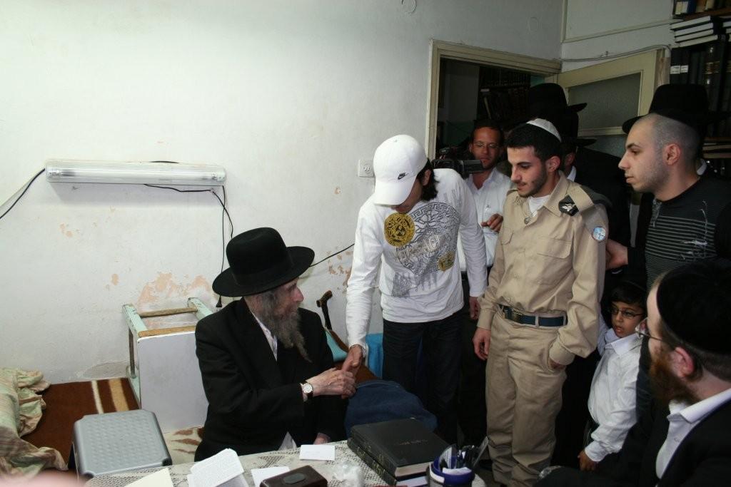 צפו בוידאו: הגראי"ל מחלק תפילין לנערים שהתקרבו