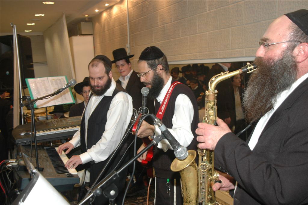 מצלם ושר: יהודה גרובייס מציג את תזמורת "מרקדים"