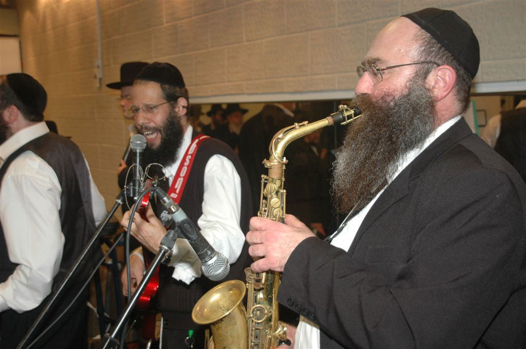 מצלם ושר: יהודה גרובייס מציג את תזמורת "מרקדים"