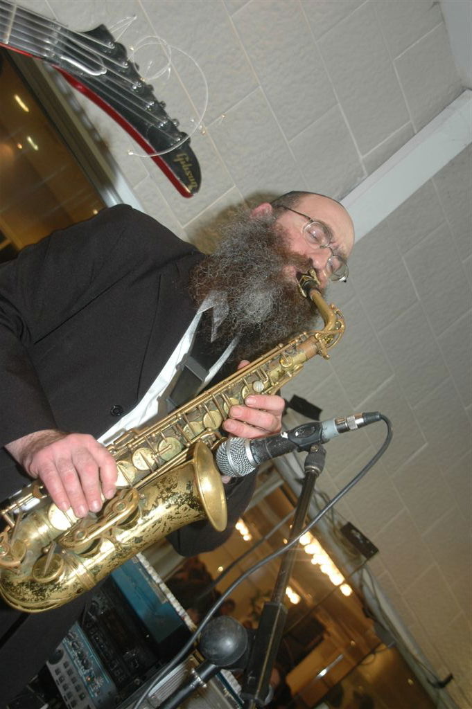 מצלם ושר: יהודה גרובייס מציג את תזמורת "מרקדים"