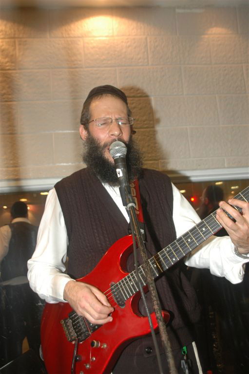 מצלם ושר: יהודה גרובייס מציג את תזמורת "מרקדים"