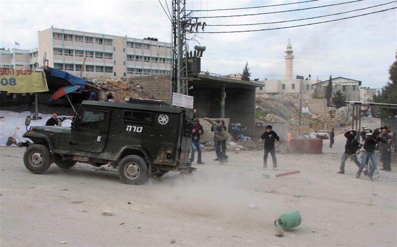 בטווח אפס: ערבים זורקים עשרות אבנים על שוטרים