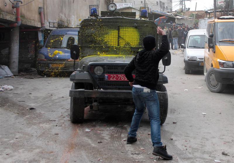 בטווח אפס: ערבים זורקים עשרות אבנים על שוטרים