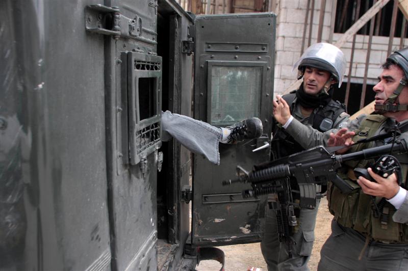 בטווח אפס: ערבים זורקים עשרות אבנים על שוטרים