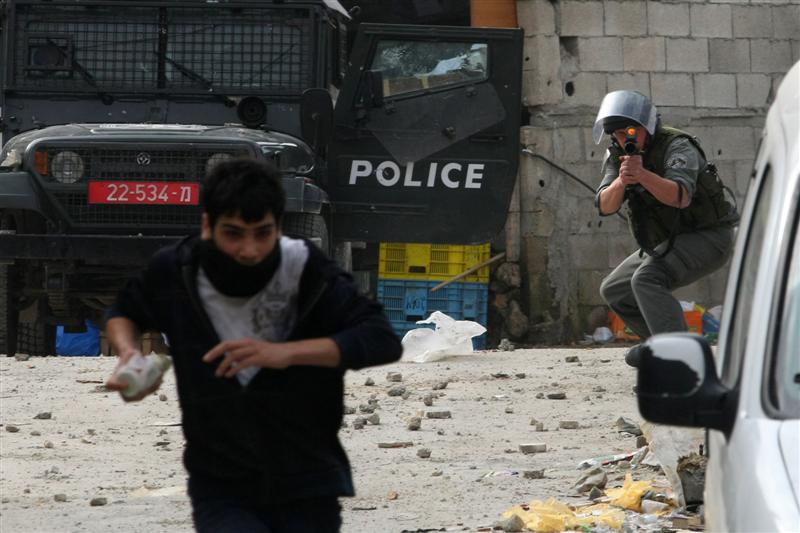 בטווח אפס: ערבים זורקים עשרות אבנים על שוטרים