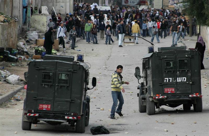 בטווח אפס: ערבים זורקים עשרות אבנים על שוטרים