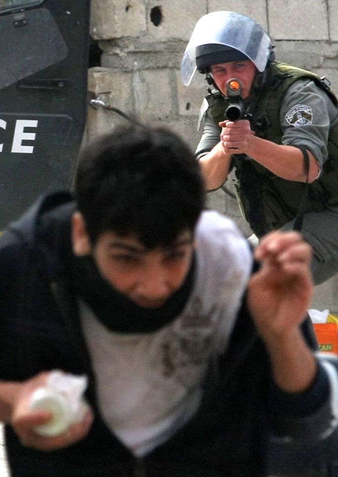 בטווח אפס: ערבים זורקים עשרות אבנים על שוטרים