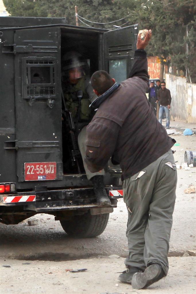 בטווח אפס: ערבים זורקים עשרות אבנים על שוטרים