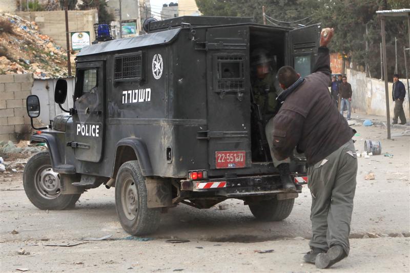 בטווח אפס: ערבים זורקים עשרות אבנים על שוטרים