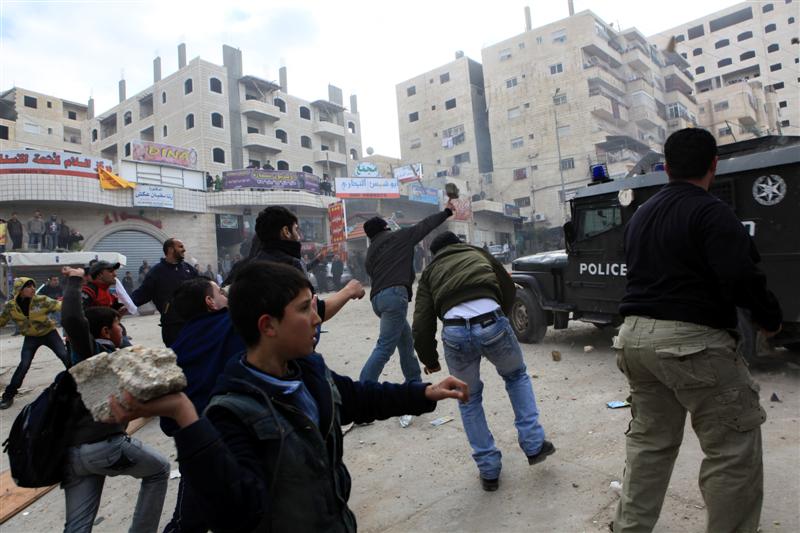 בטווח אפס: ערבים זורקים עשרות אבנים על שוטרים