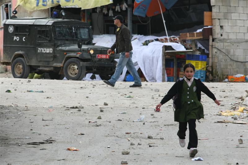 בטווח אפס: ערבים זורקים עשרות אבנים על שוטרים