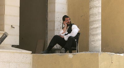 חרדי בכניסה לדירה (פלאש 90)