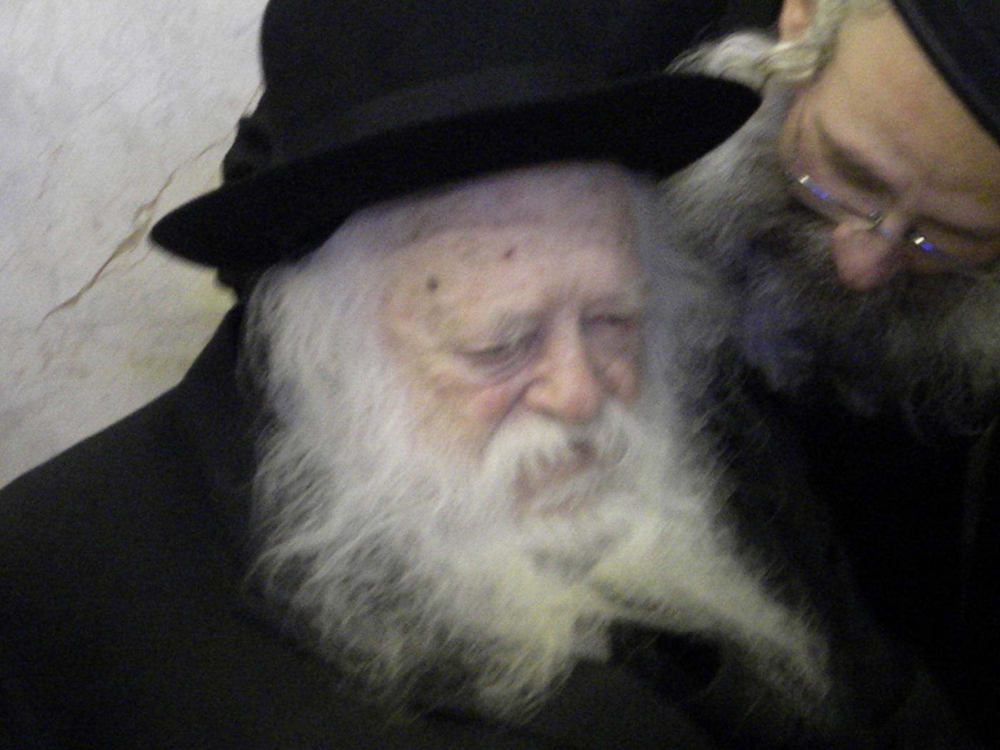 ענבי הגפן: צפו בגר"ח קנייבסקי מרקד בחתונת נכדו