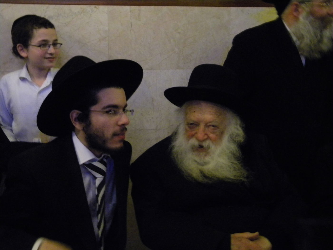 ענבי הגפן: צפו בגר"ח קנייבסקי מרקד בחתונת נכדו